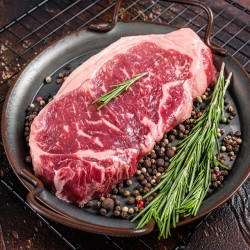Stek new york strip black angus na patelni z pieprzem i rozmarynem