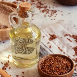 Olej lniany tłoczony na zimno w butelce