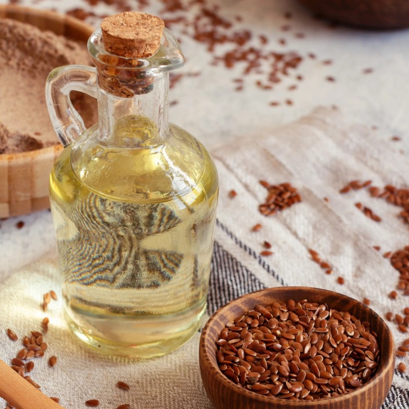 Olej lniany tłoczony na zimno w butelce