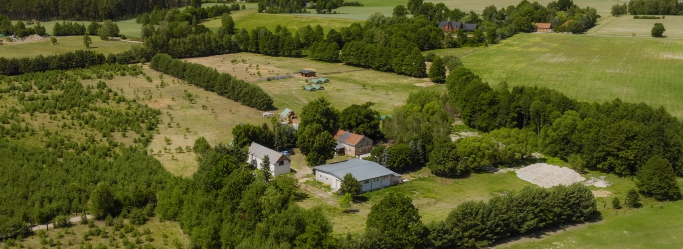 Farma pastwiskowe z loty ptaka widoczne wszystkie budynki gospodarcze